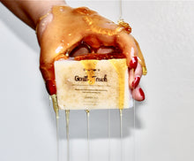 Cargar imagen en el visor de la galería, Gentle Touch - Jabón de avena y miel de manuka
